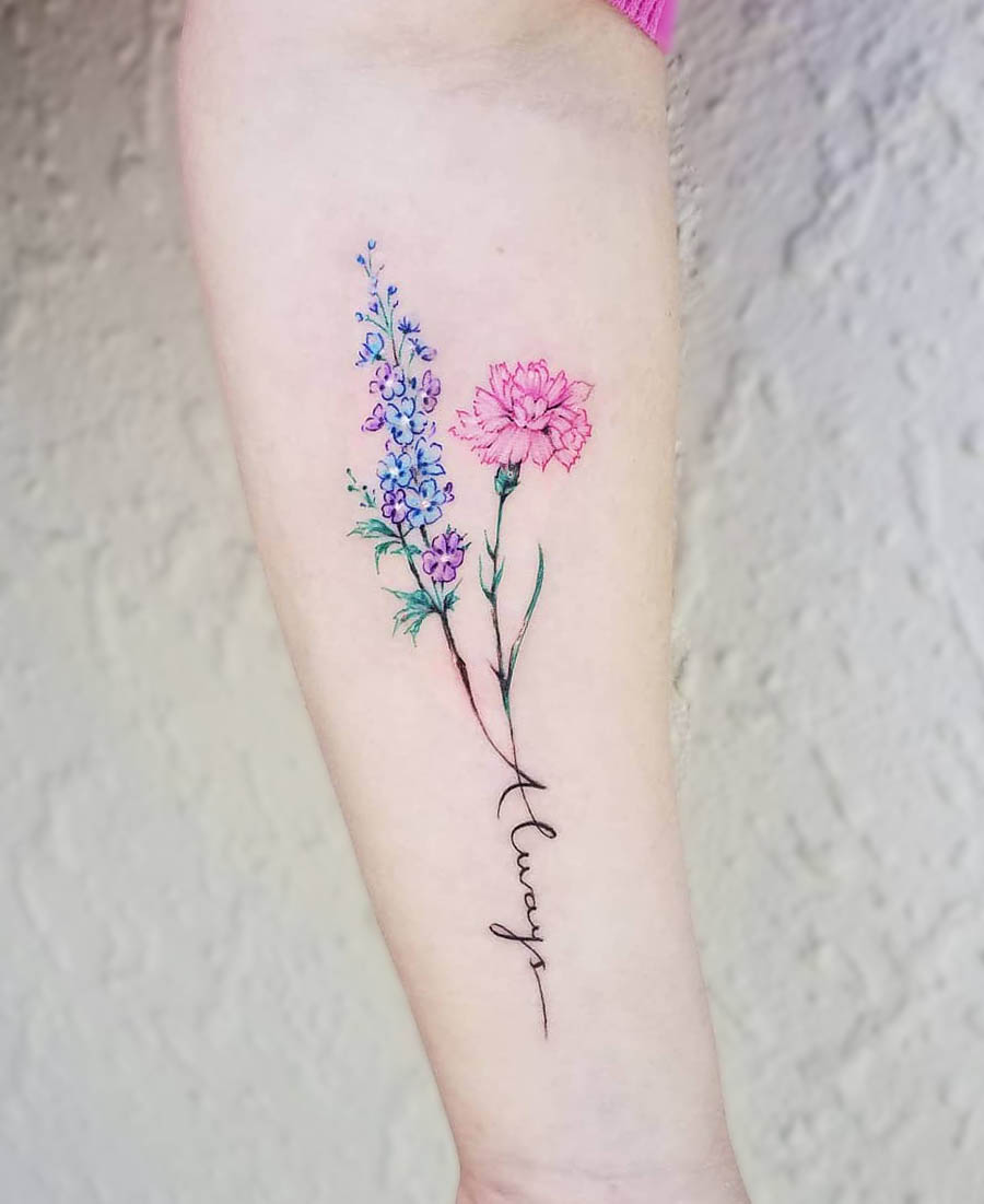 Tatuaggio di fiori di garofano e di aquilegia da @nicolekayetattoo