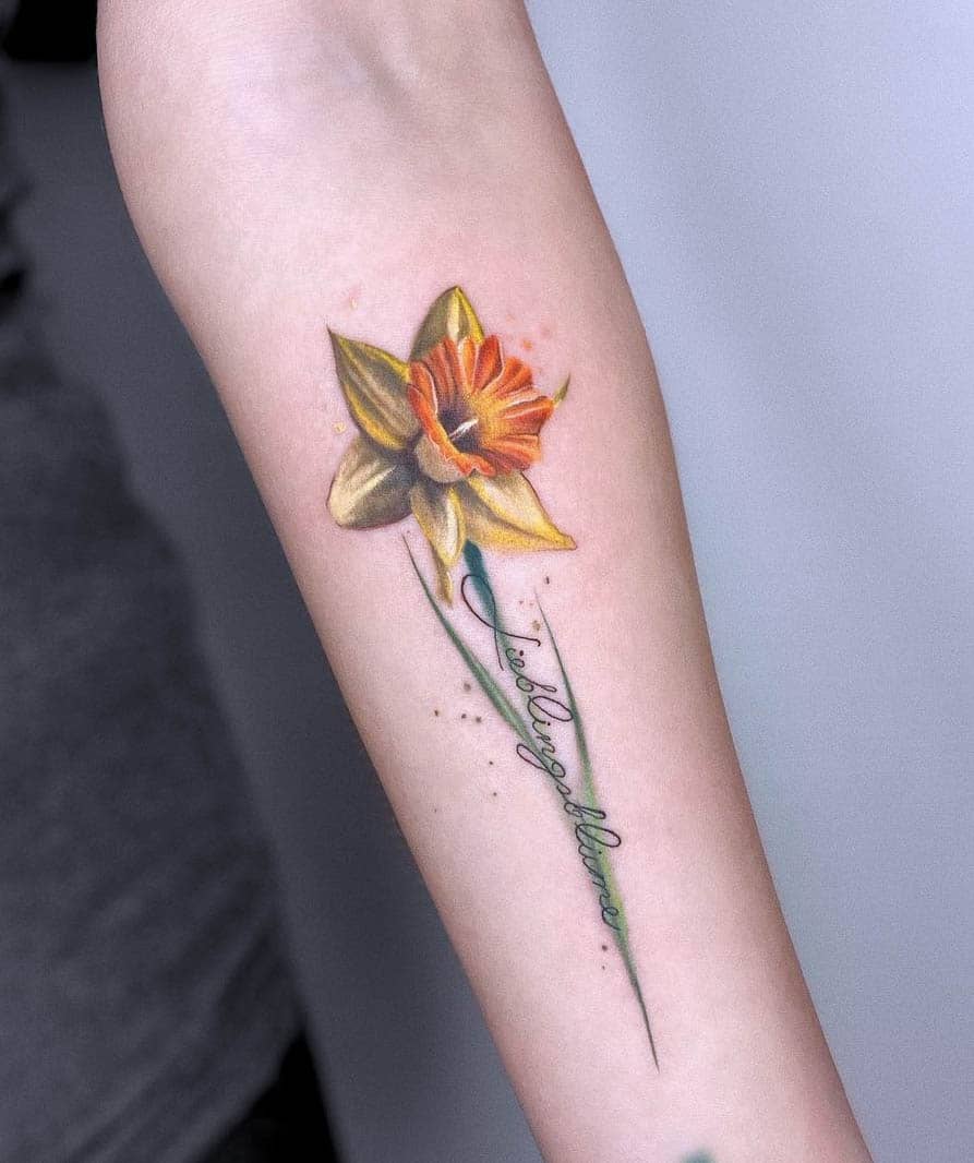 Tatuaggio con narciso dorato di @liza_vesna_tattoo