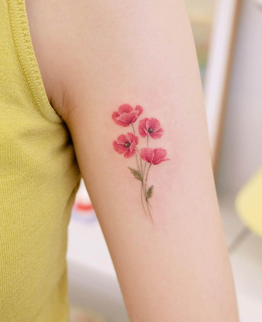 Tatuaggio del braccio con papavero rosso di @siyeon_tattoo