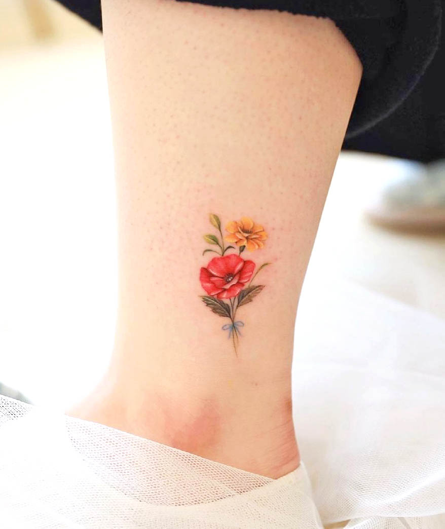 Tatuaggio alla caviglia con papavero e calendula di @xiso_ink
