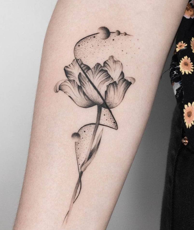 Tatuaggio Tulipano e Universo sull'avambraccio di @klax.tattooer