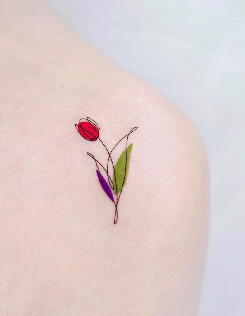 Tatuaggio semplice a tulipano rosso fineline sulla spalla da @heim__tattoo
