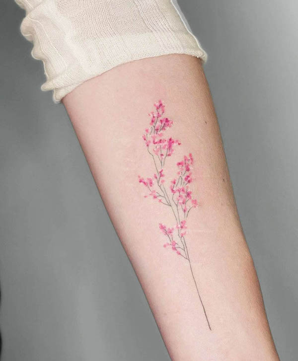 Tatuaggio di fiori di campo rosa di @eva_tattooist