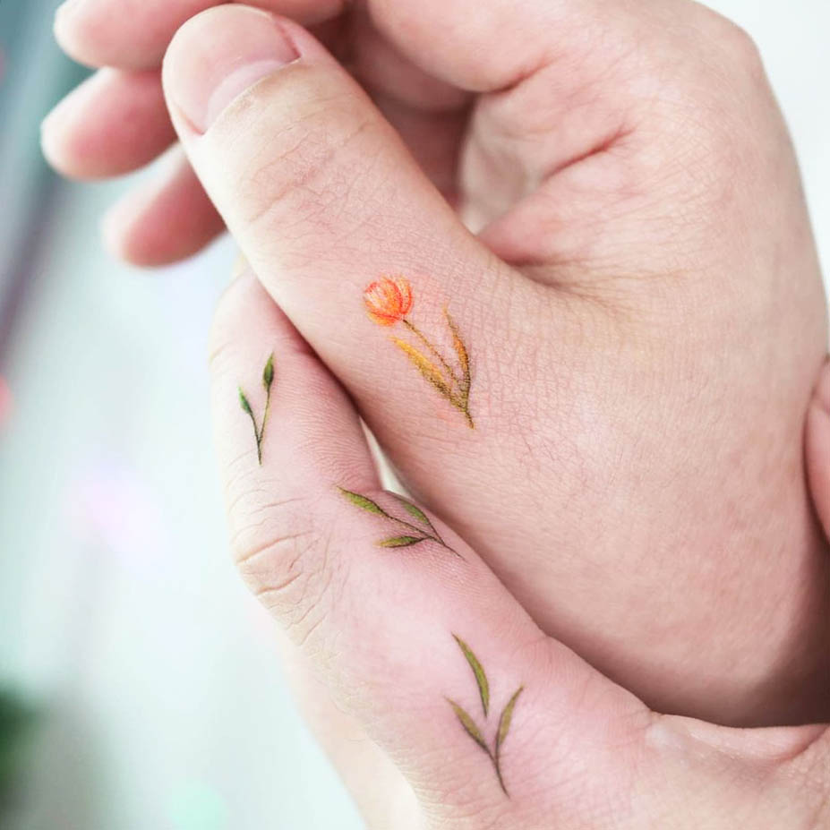 Delicato tatuaggio con dito a tulipano di @tattooist_namoo