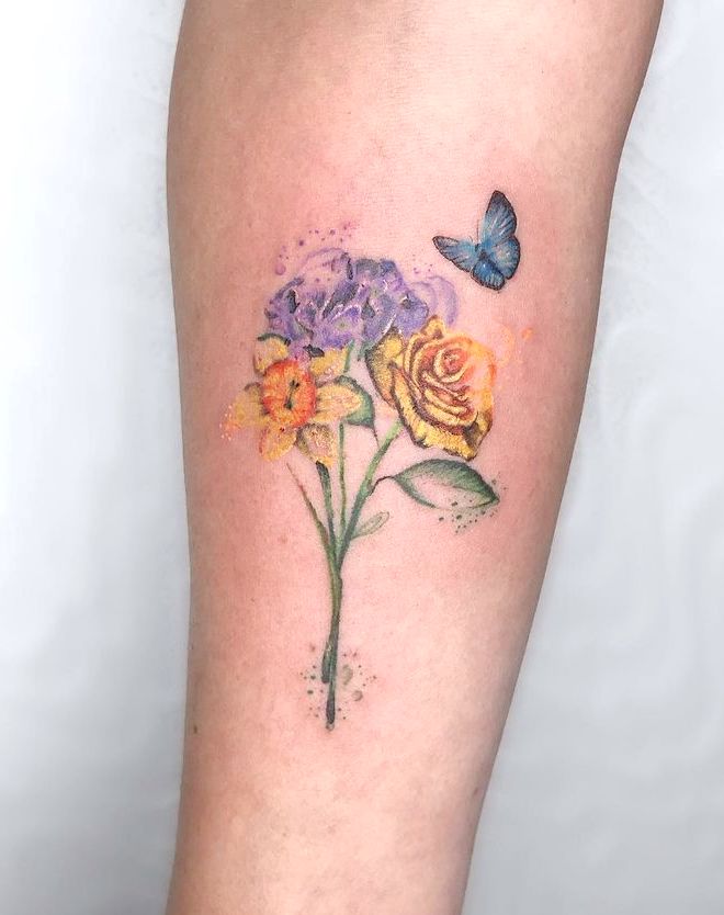Tatuaggio con farfalle e fiori di @hollyridingtattoo