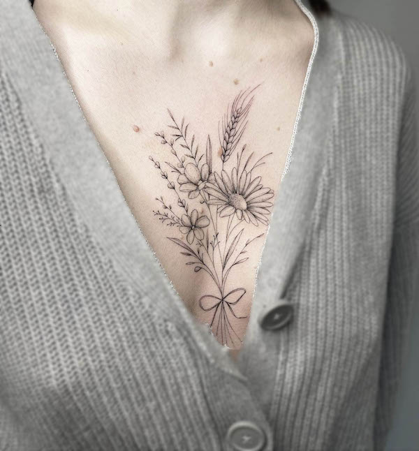 Tatuaggio sul petto Wildflower da @fraulein.bunterkunt.tattoo
