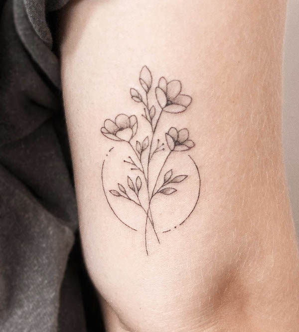 Tatuaggio semplice con fiori di campo da @kristinevodon
