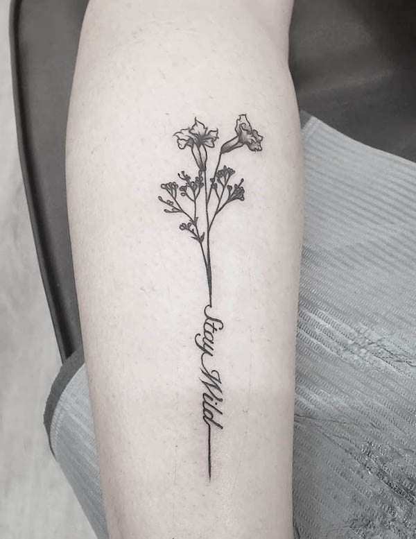Stay wild - Tatuaggio con citazione di fiori selvatici di @tattoos_by_kira