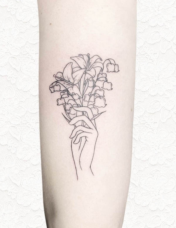 Tatuaggio con bouquet di fiori selvatici di @backtobasicstattoo