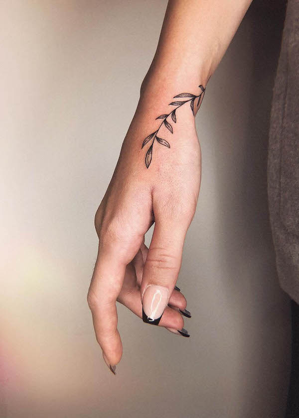 Bellissimo tatuaggio a forma di vite intorno al polso di @ink.dust