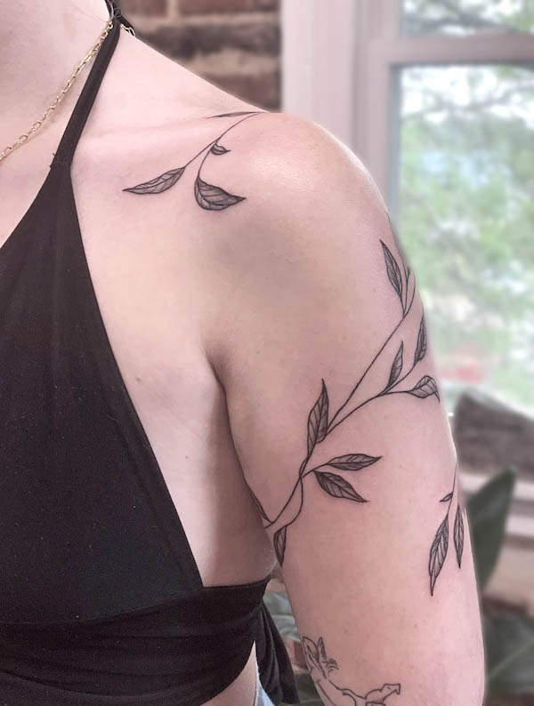 Tatuaggio a base di erbe sulla manica da @empress.chatt