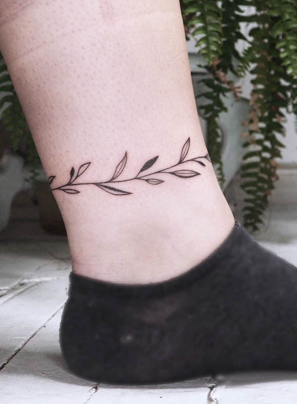 Tatuaggio con vite e foglie intorno alla caviglia di @molebulle