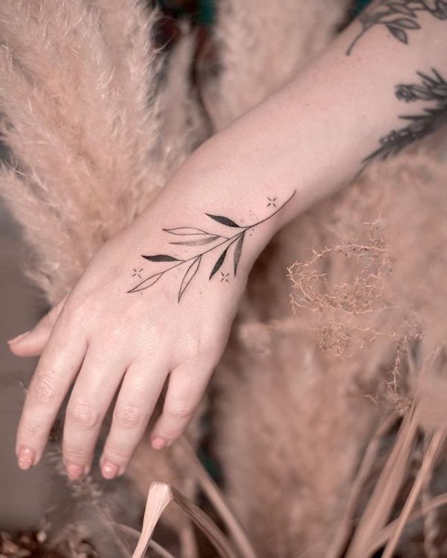 Tatuaggio di vite in bianco e nero sul polso da @pavlenko.ink
