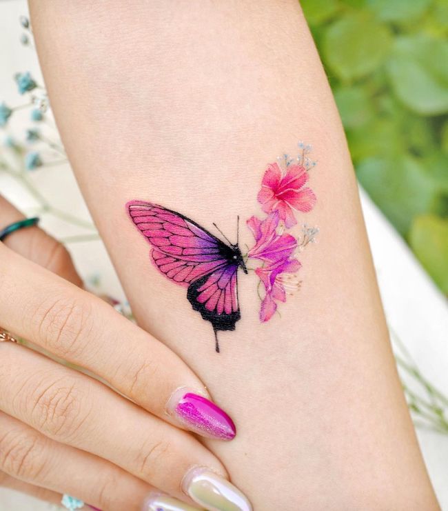 Tatuaggio con farfalla floreale di @songe.tattoo