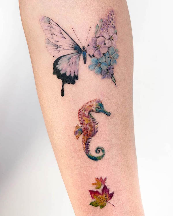 Tatuaggio farfalla e cavalluccio marino di @kaan.tattoo