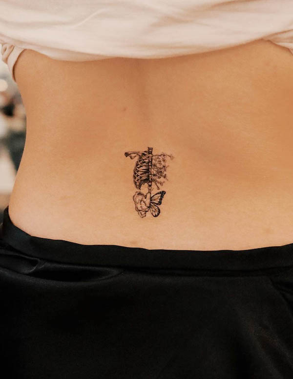 Tatuaggio con fiori e organi di farfalla di @nhi.ink