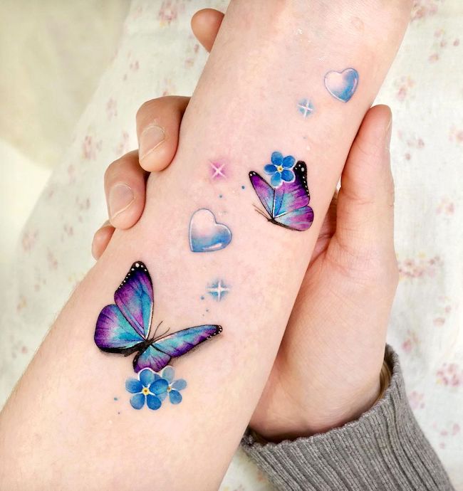 Tatuaggio da polso con farfalla a forma di cuore di @songe.tattoo