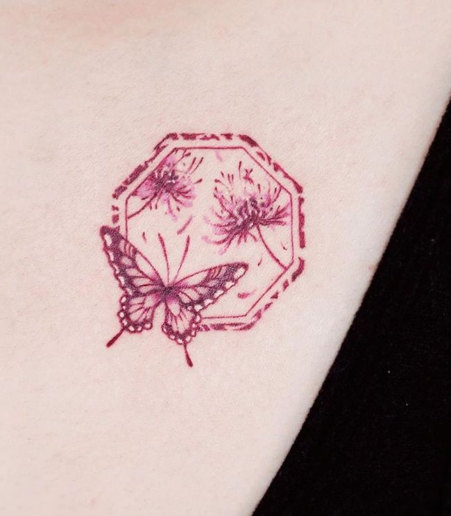 Tatuaggio con farfalla e loto rosso di @e.nal_.tattoo