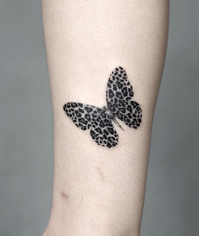 Tatuaggio di zampe di farfalla leopardo di @ura.ttt