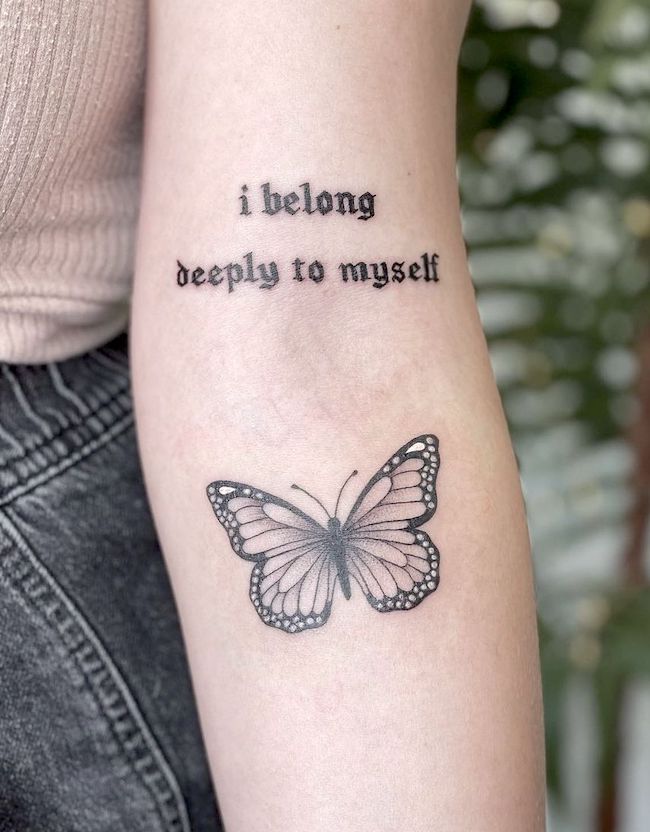 Tatuaggio con farfalla sull'amore per se stessi di @tayyy_carter