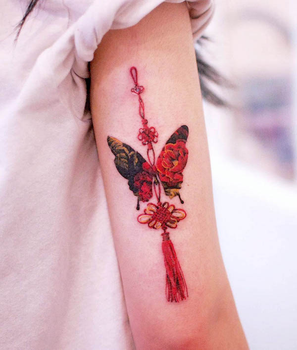 Tatuaggio con nodo cinese e farfalla di @tattoo.gul