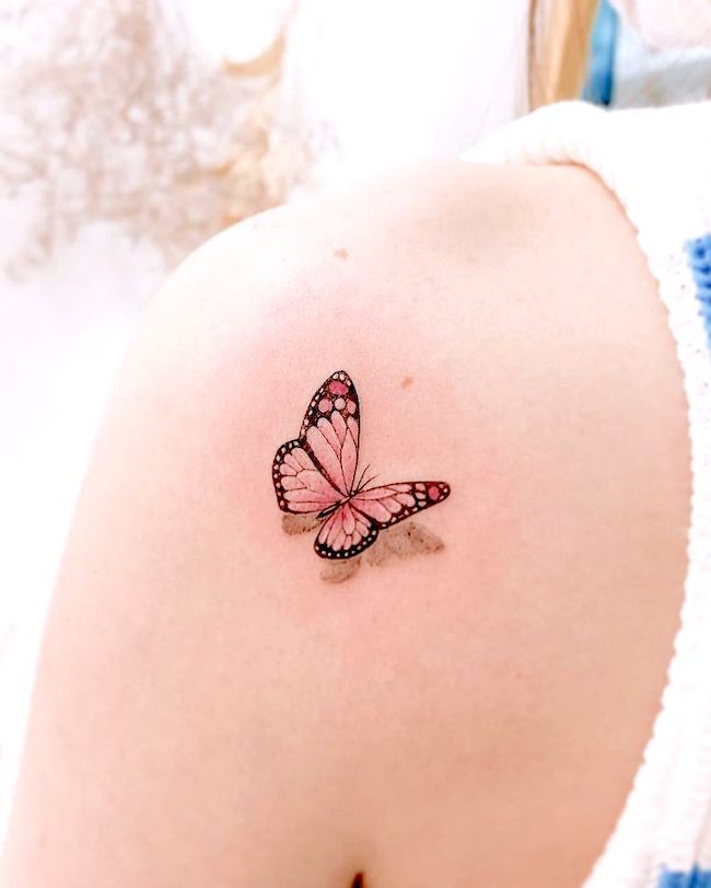 Tatuaggio realistico della spalla con farfalla di @tattooist_j.l