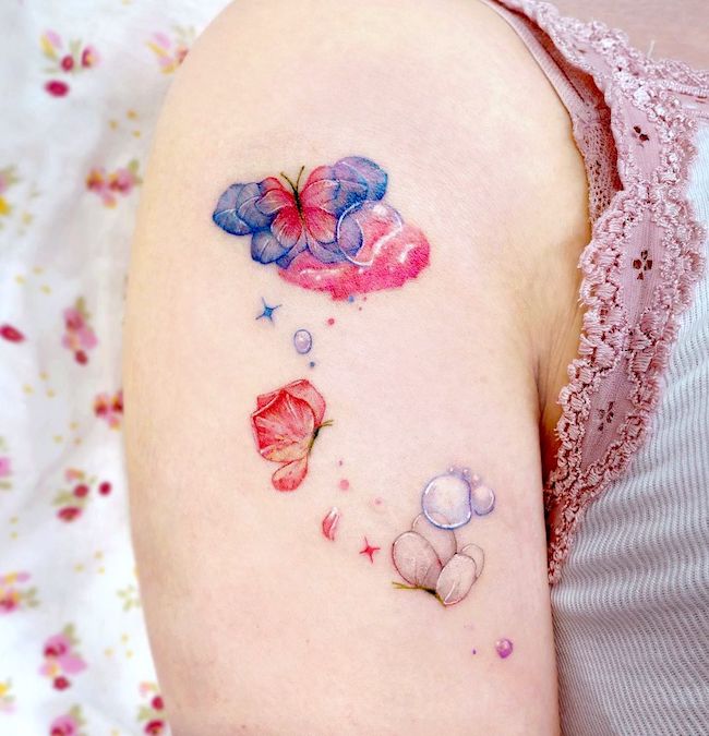 Tatuaggio sognante con bolle e farfalle di @songe.tattoo