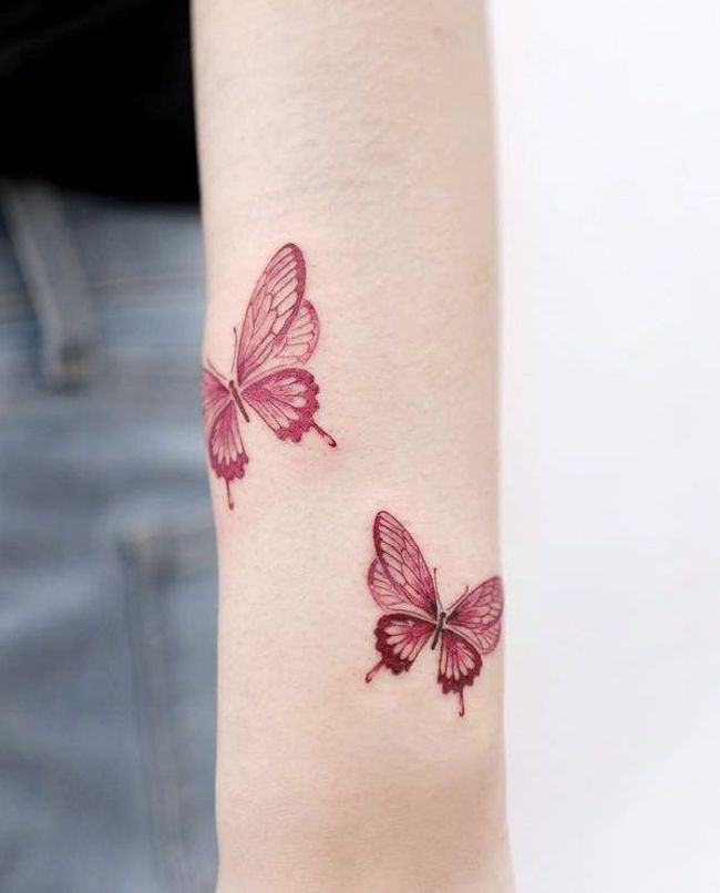 Tatuaggio da polso con farfalle rosse di @choiyun_tattoo