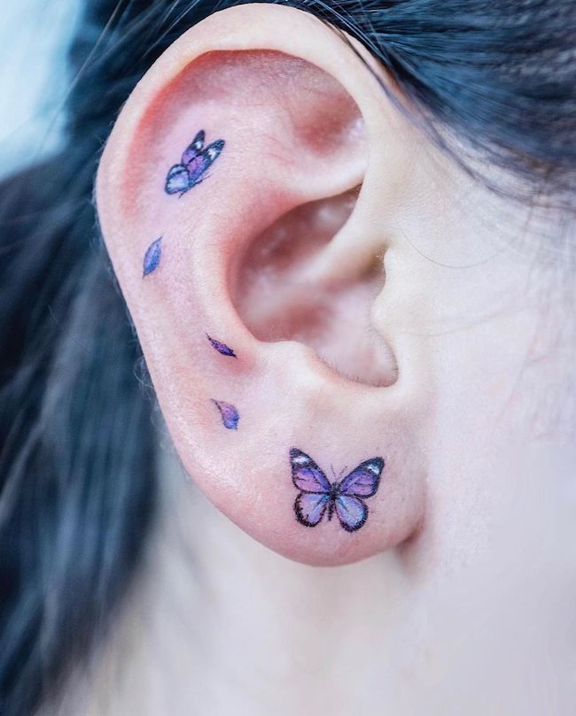 Tatuaggio di orecchie a farfalla di @tattooist_color.b