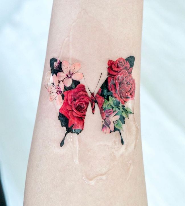 Tatuaggio con farfalla rosa di @tattooist_color.b