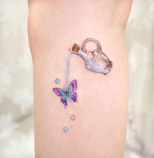 Nourish to flourish _ piccolo tatuaggio colorato a forma di farfalla di @songe.tattoo