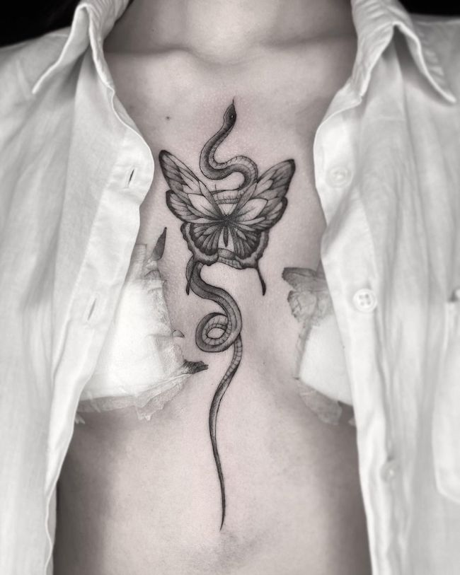 Serpente e farfalla tatuati sul petto da @etin_tattoo