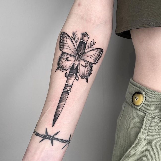 Tatuaggio con farfalla e coltello di @saraafterdawn