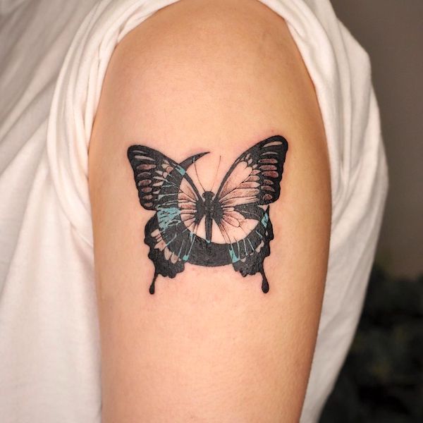 Tatuaggio con luna e farfalle di @dalha_tattoo