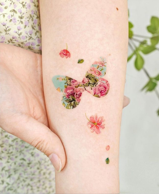 Farfalla con motivo floreale di @songe.tattoo