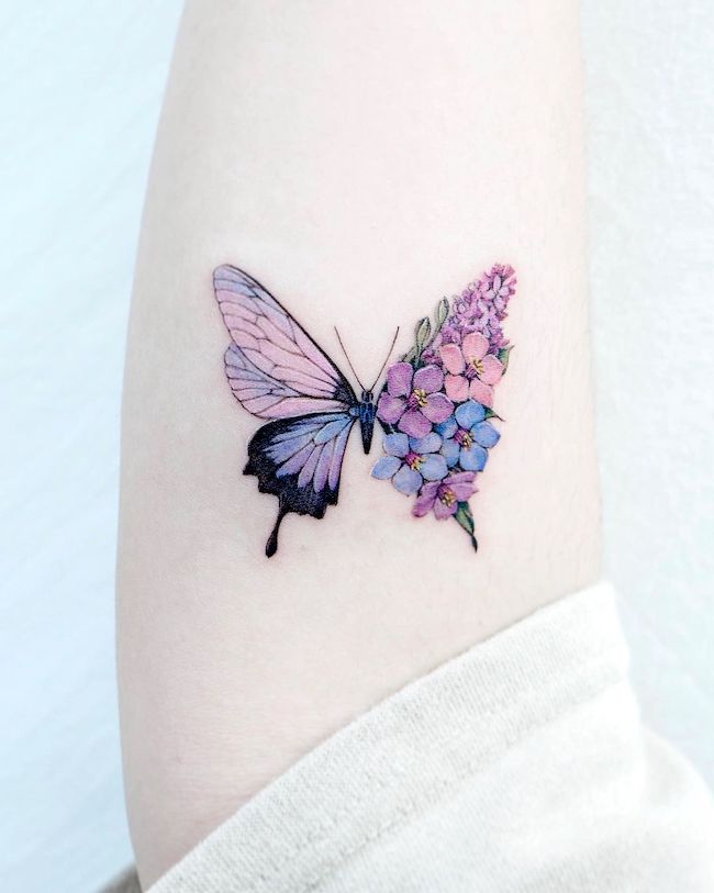 Tatuaggio per il braccio Half-butterfly half-flower di @tattooist_color.b