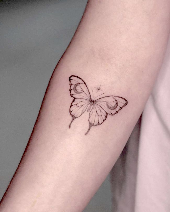 Tatuaggio con farfalla lunare di @kryshink