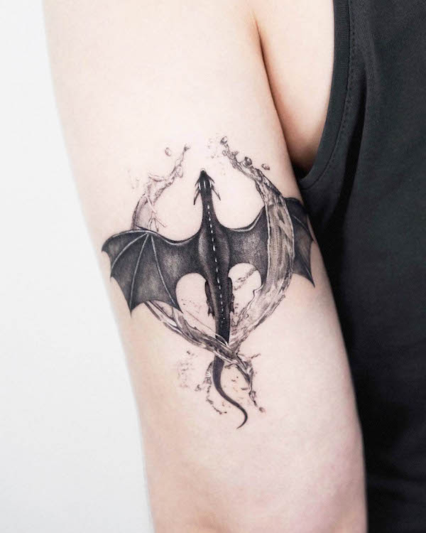 Tatuaggio con acqua e drago di @oble_tattoo