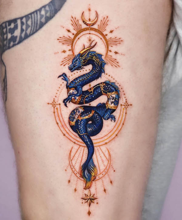 Intricato tatuaggio di drago blu di @yeriel_tattoo