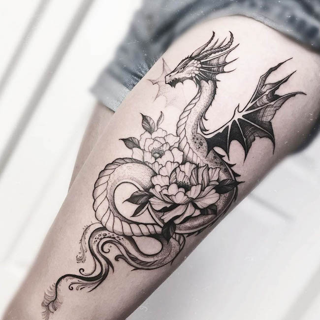 Drago sull'esterno coscia di @tattooastrid