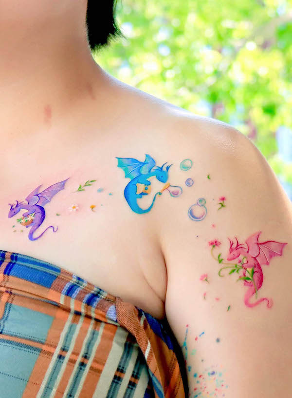 Tatuaggio carino con draghi colorati di @ovenlee.tattoo