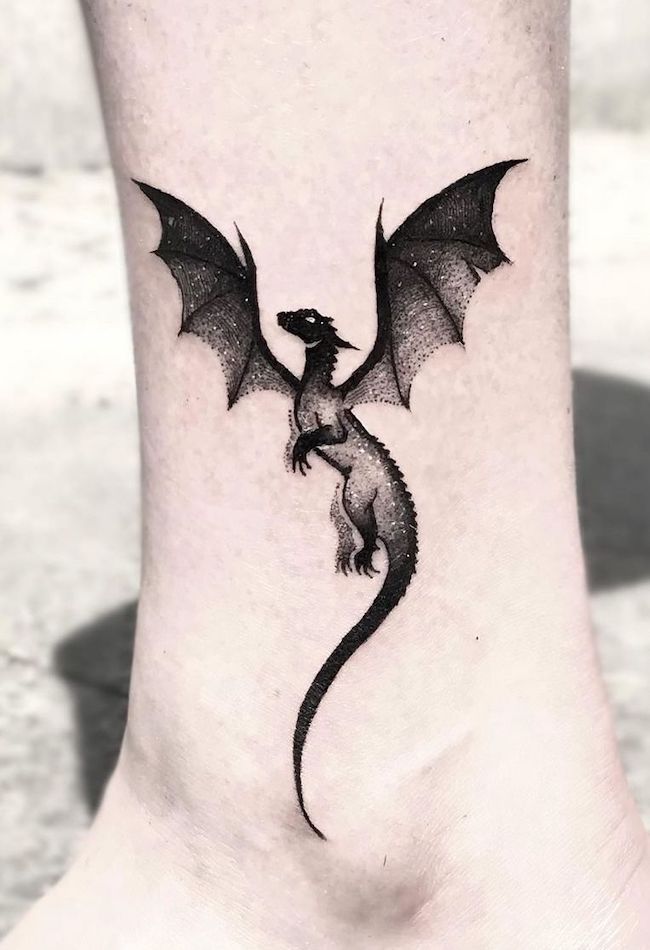 Drago nero tatuaggio caviglia da @pszyps.tattoo