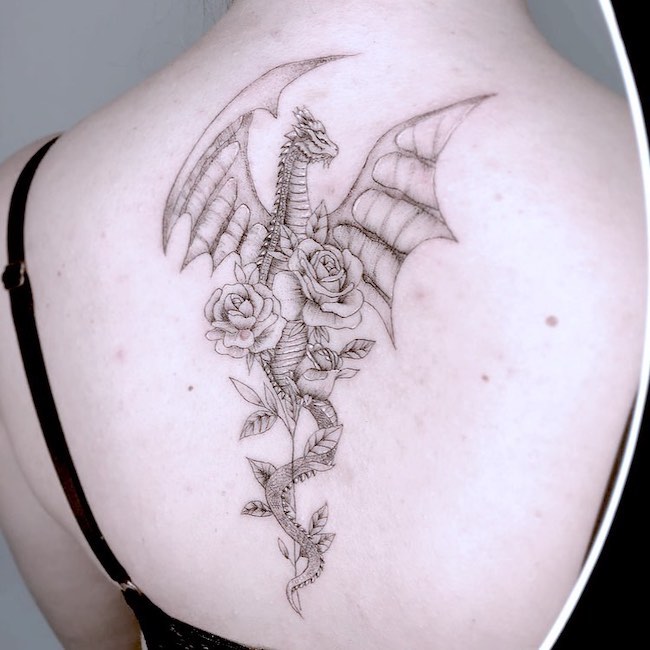 Tatuaggio di rosa e drago di @9dotstattoo- migliori tatuaggi di drago per donne e ragazze