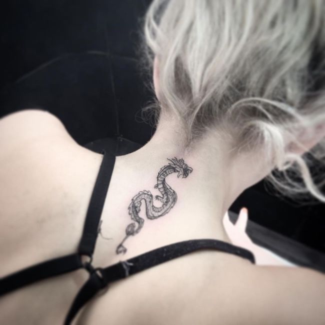 Intricato tatuaggio del collo di drago da @enigma.tattoo.art