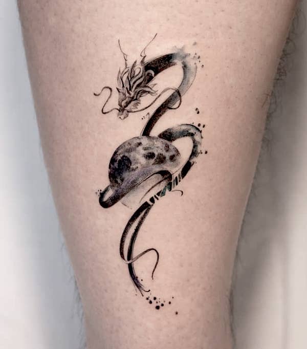 Tatuaggio di drago e luna di @handitrip