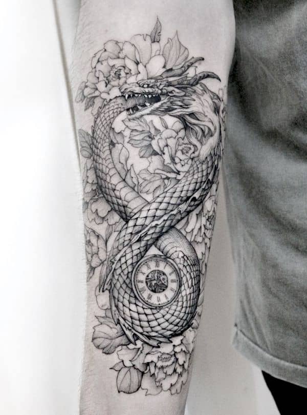 Tatuaggio fantasy con drago sull'avambraccio di @masa__island