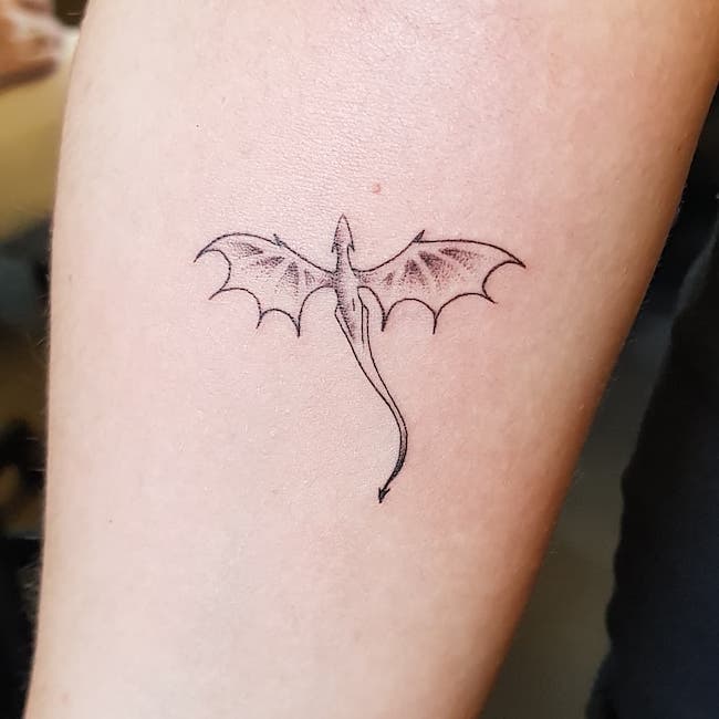 Tatuaggio semplice con sagoma di drago di @maiapoppytattoo- migliori tatuaggi di drago per donne e ragazze