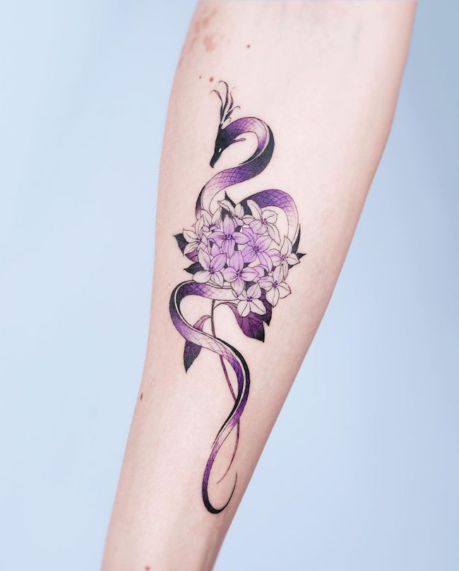 Drago viola e dafne per ragazze da @e.nal_.tattoo- migliori tatuaggi di draghi per donne e ragazze