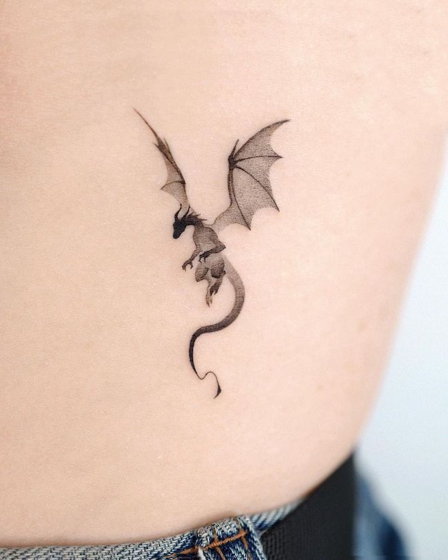 Piccolo tatuaggio di drago lavorato a mano da @choiyun_tattoo