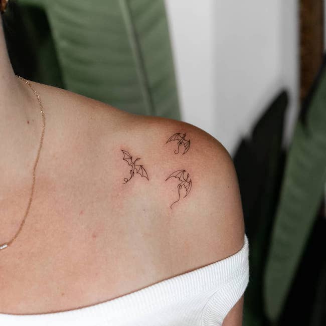 Small dragon should tattoo by @alice_b_jb - Elegante e cazzuto tatuaggi del drago per le donne con significato